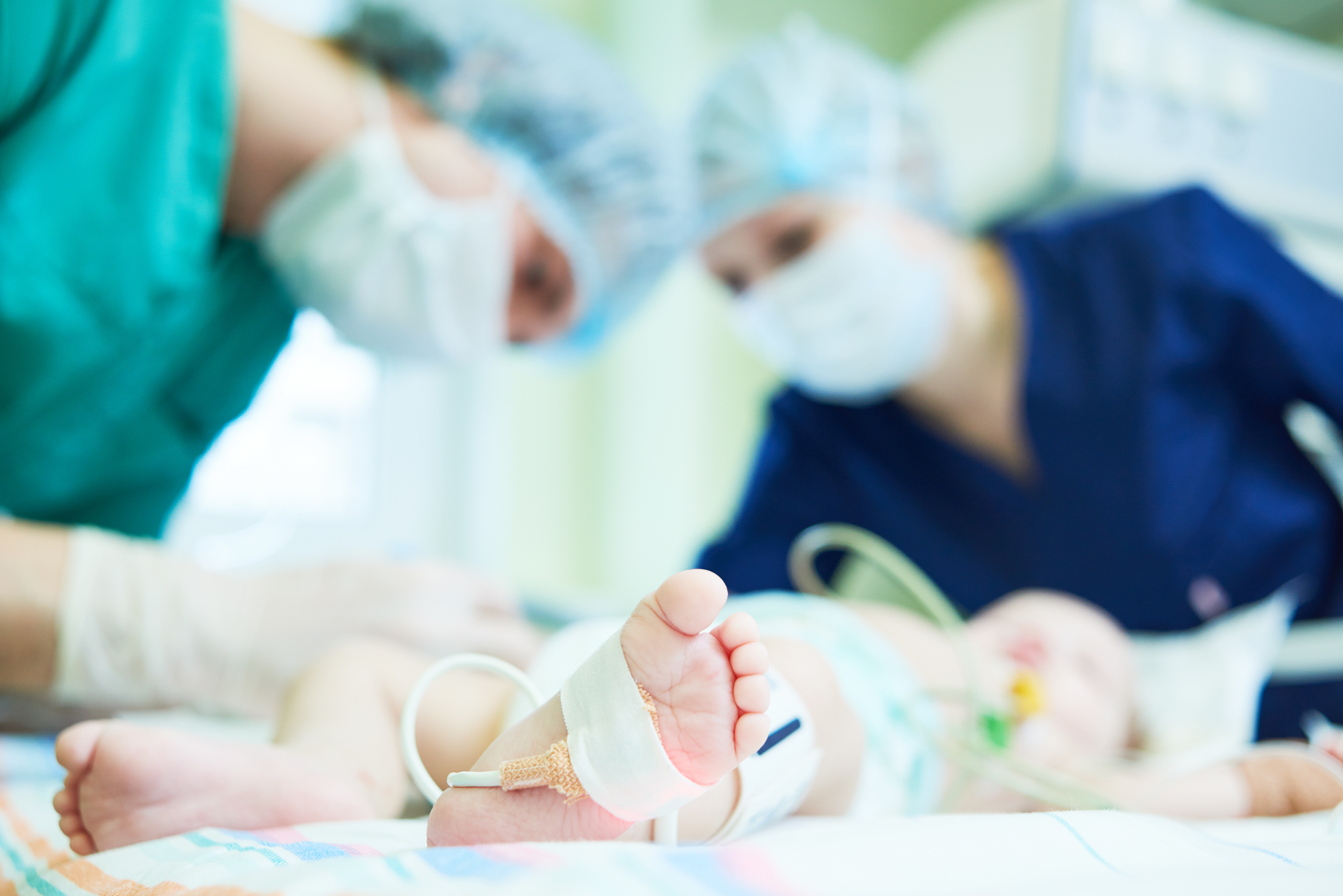 Детская реаниматология. Реанимация новорожденного. Новорожденный ребенок в реанимации. Новорожденный в больнице. Неонатальная хирургия.