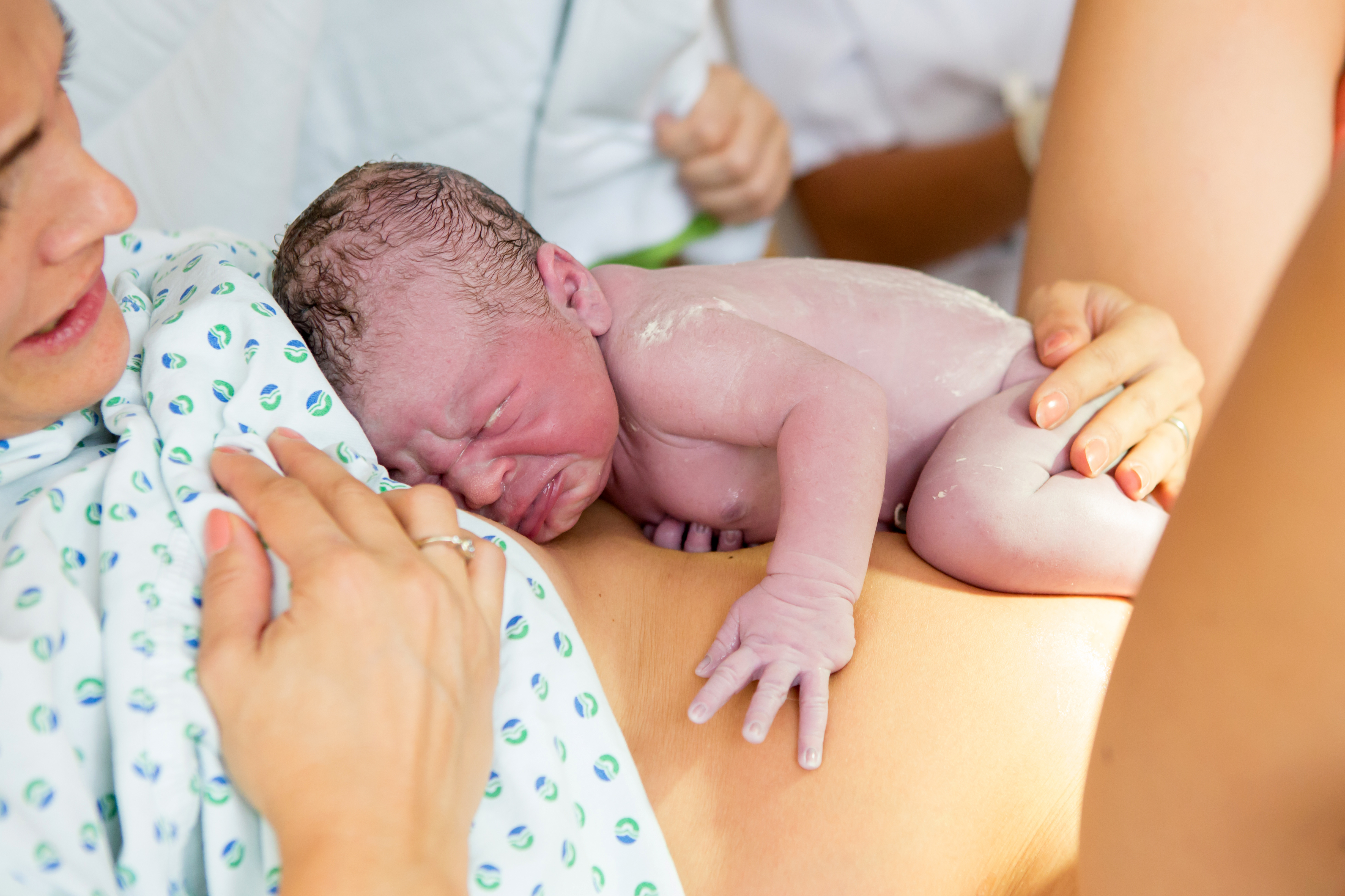 Послк. Новорожденный ребенок после родов. Новорожденный сразу после родов.
