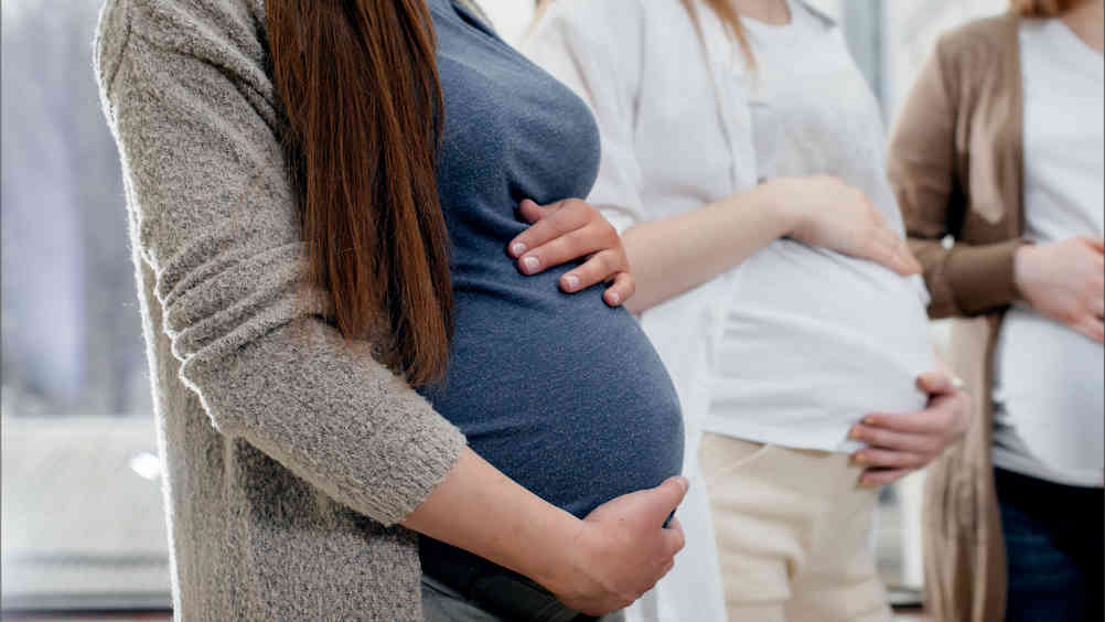  A recent study review has revealed that COVID-19 does not infect newborns and that symptoms of the disease appear to be the same in both pregnant and non-pregnant women